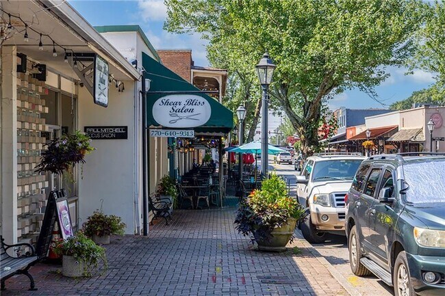 Building Photo - 390 Alpine Dr