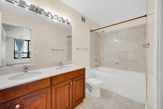 Building Photo - 420 E Waterside Dr