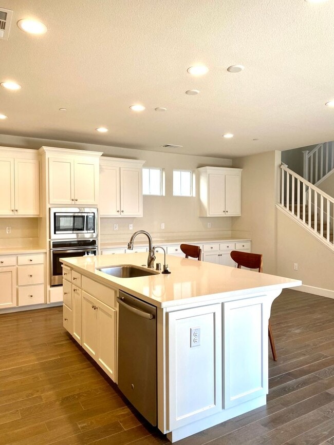 Building Photo - Stunning five bedroom in The Cannery