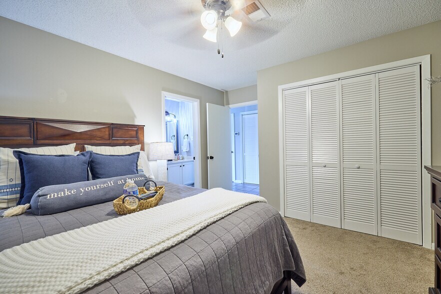 Building Photo - 400 Farr Shores Dr