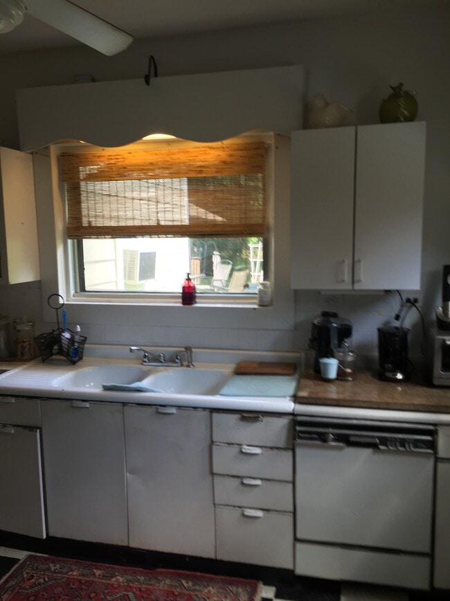 Building Photo - 2288 York Ave