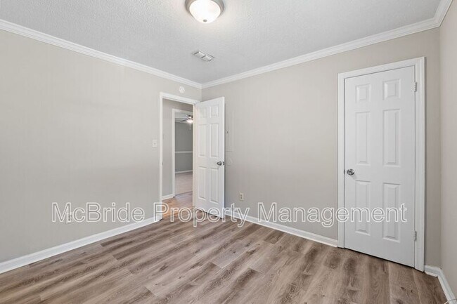 Building Photo - 4009 Royal Oaks Ct