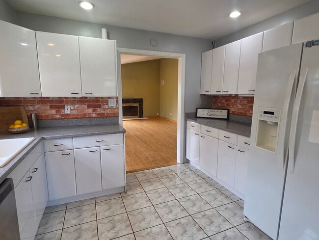 Building Photo - 8418 W Crain St