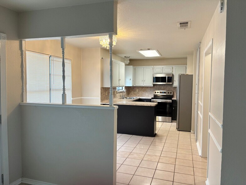 Building Photo - 2102 Westcliff Rd