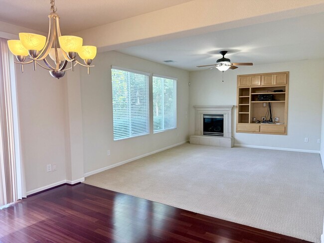 Building Photo - 5-Bed Gated Family Oasis | Prime Location & Backyard Space