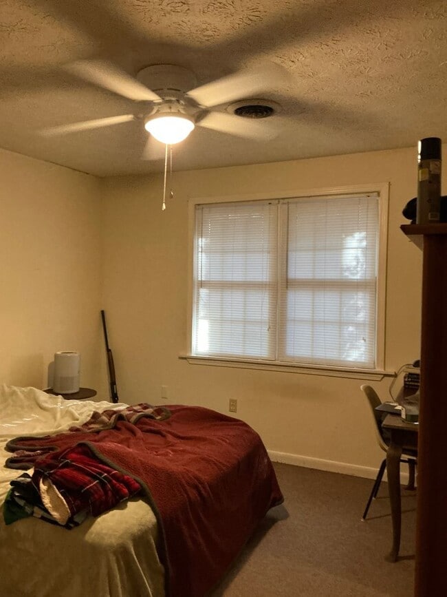 Building Photo - 2 bedroom 1 bath duplex is located off Whi...
