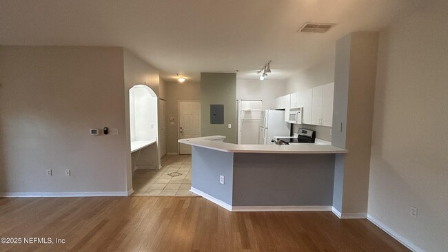 Building Photo - 610 Fairway Dr