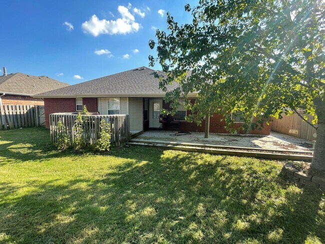Building Photo - Executive Rental All Brick Home near South...