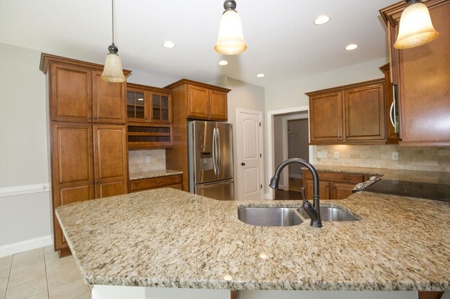 Building Photo - Woodlake Home