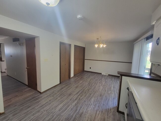 Building Photo - COMING SOON! 2 Bed, 1.5 Bath Duplex!
