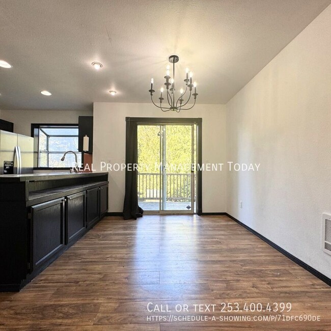 Building Photo - Beautiful 3 Bedroom and 2 Bathroom Home In...