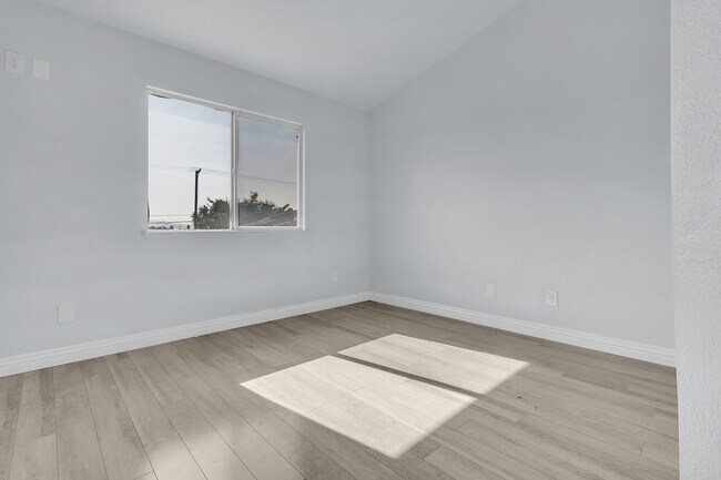 Building Photo - 952 E Cottonwood St