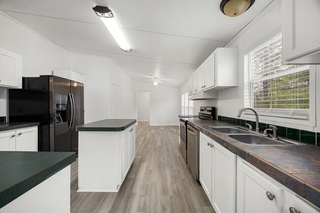 Building Photo - 16330 Hill Country Ct