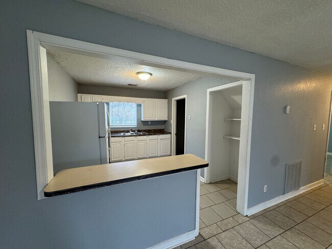 Building Photo - 2238-2240 Barnor Dr