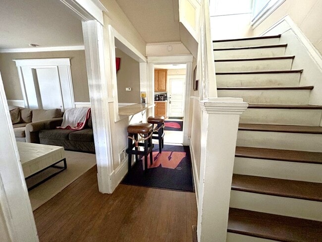 Building Photo - 5 Bedroom/1 Bathroom - Available Now For Short-Term Lease - Great Downtown Location!