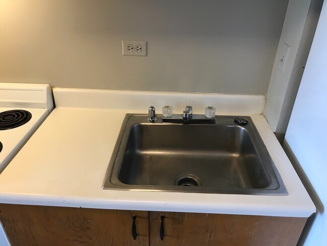 Building Photo - Westview Plaza - 1 bdrm, 1 bath, 1 covered...