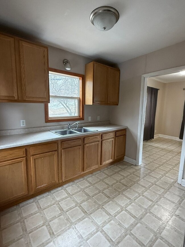 Building Photo - 3 Bedroom 1.5 Bath / House