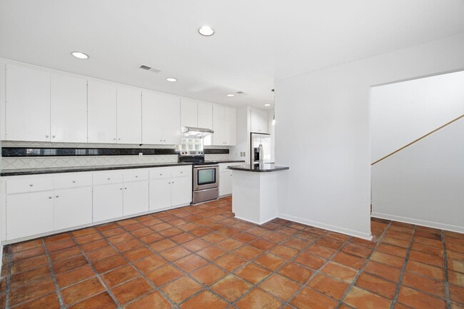 Building Photo - 2810 Lakeview Dr