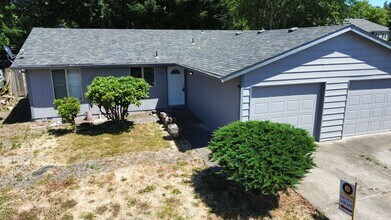Building Photo - 2 bedroom 1 bath duplex