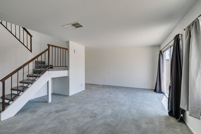 Building Photo - Double Primary Townhome with Spacious Backyard in 89115!