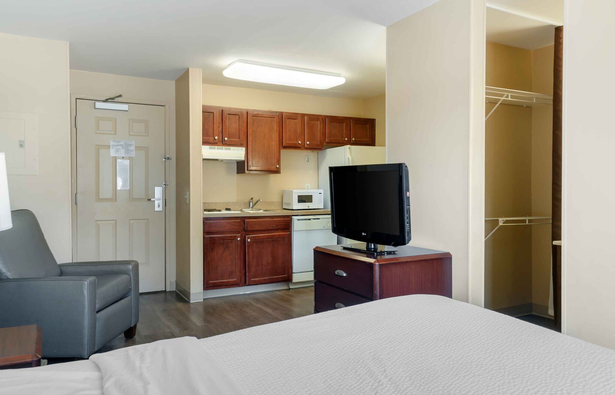 Building Photo - Furnished Studio-Indianapolis - Northwest - I-465