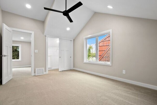 Building Photo - Gorgeous Remodeled West Seattle Craftsman w/ Air Conditioning