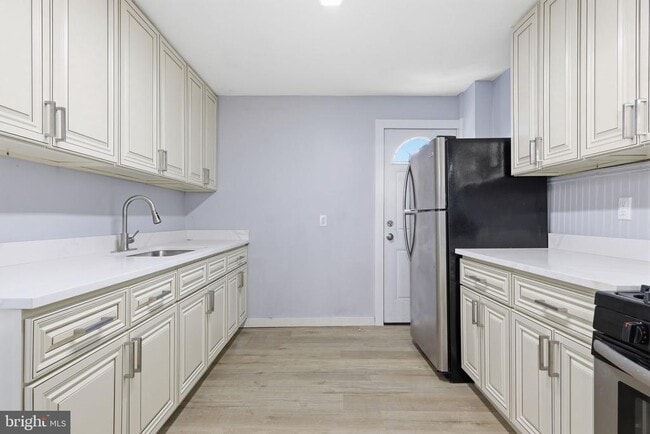 Building Photo - 25 Lily St