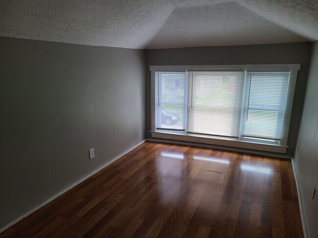 Building Photo - 2 bed 2 bath with bonus areas!