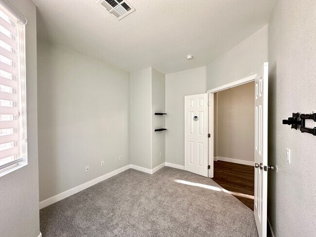 Building Photo - Aurora 4-By Pinnacle Homes