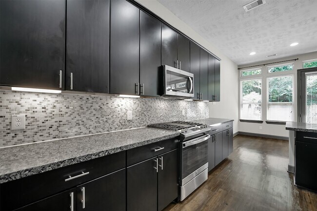 Building Photo - 111 Aventura Pl
