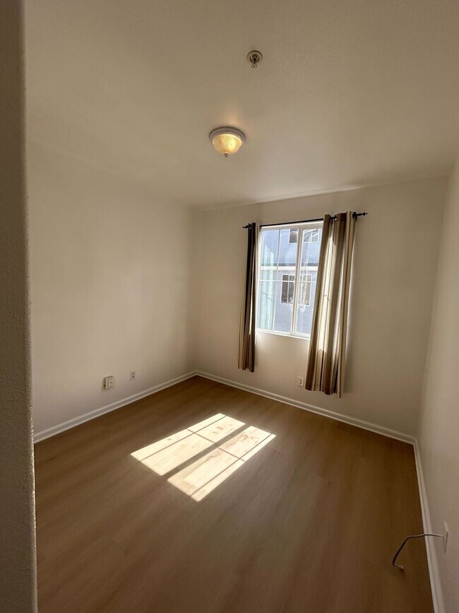 Building Photo - Modern 4-Bed, 4-Bath Townhome in Richmond’...