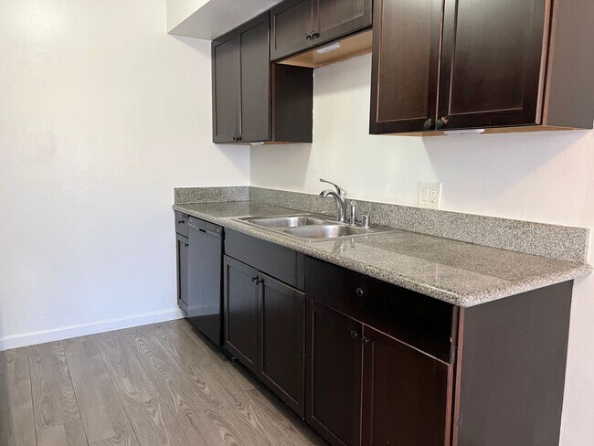 Building Photo - 1 Bed 1 Bath Pacific Beach Apartments