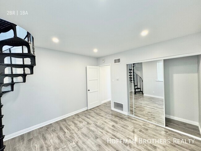 Building Photo - 427 N Oakhurst Dr