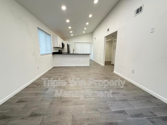 Building Photo - 1332 Langholm Dr