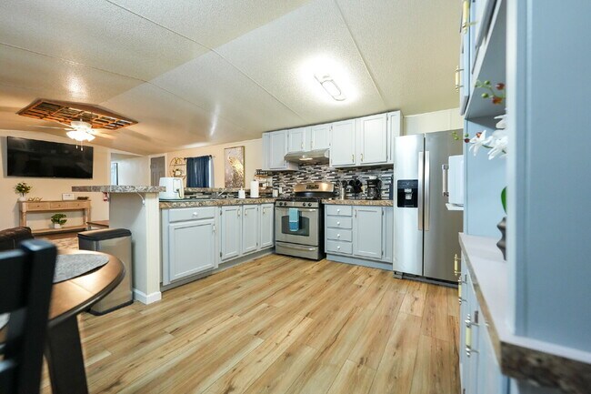 Building Photo - Modern Furnished 2 Bed/2 Bath Home • Laundry • Internet Included