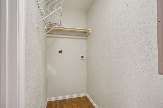 Building Photo - Updated Duplex in Weatherford with large y...