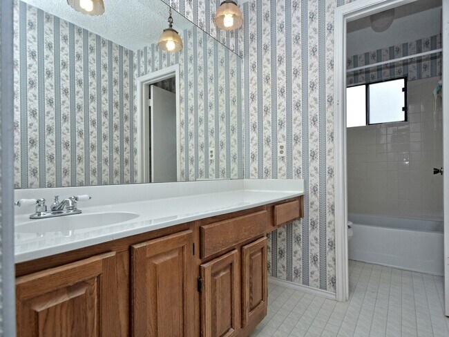 Building Photo - BEAUTIFUL 4 BEDROOM / 2.5 BATH HOME IN MAPLE RUN - FURNISHED