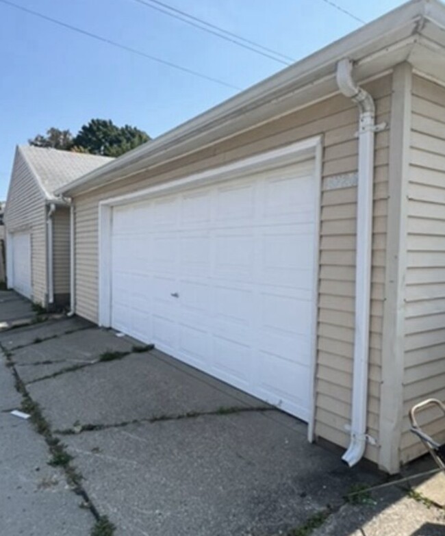 Garage - 4726 N 88th Ct