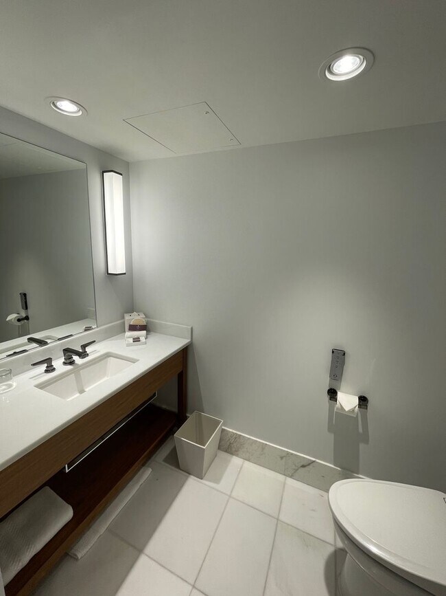Building Photo - Rarely Available 1 Bed 2 Bath Long-Term in...