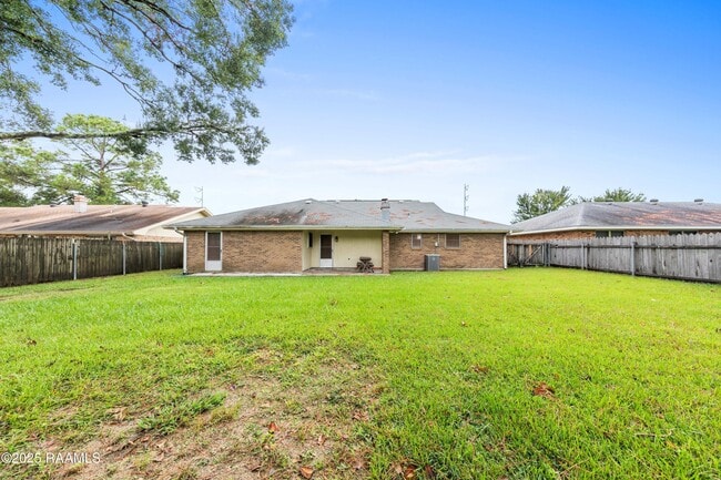 Building Photo - 102 Wisteria Dr