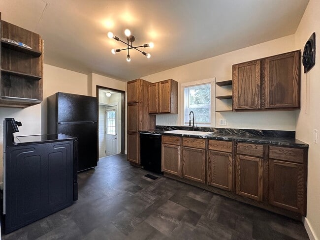 Building Photo - Recently Renovated Single Family Home Avai...
