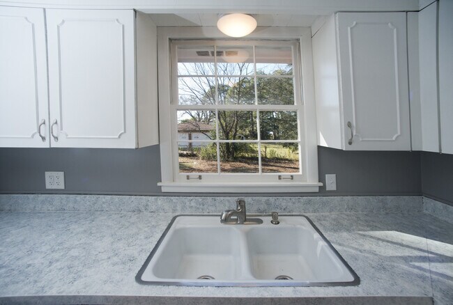 Building Photo - Beautiful Three Bedroom Home! AVAILABLE 8/...