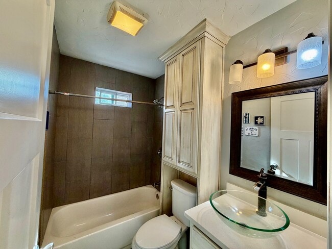 Building Photo - 3229 Sarita St