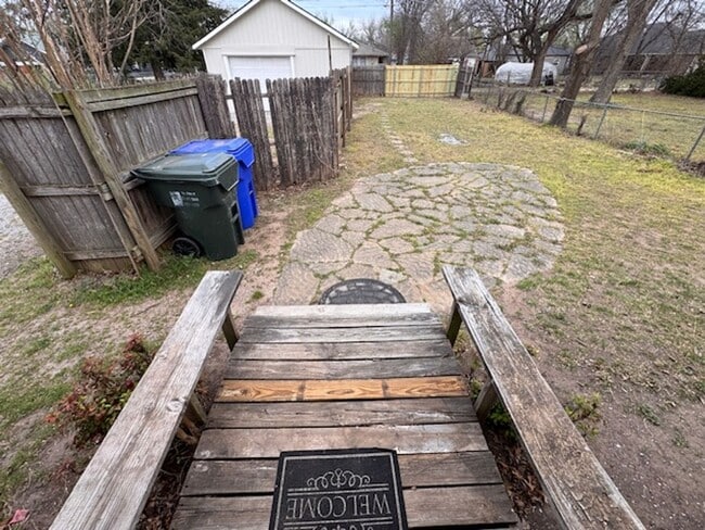 Building Photo - 2 bed one bath, great outdoor features, great location close to all Norman has to offer!