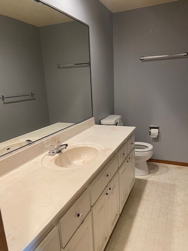 Building Photo - Quiet Peaceful 3 bedroom 2 bath Single Level home located in Central Point