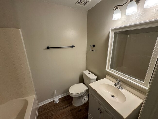 Building Photo - Spacious 4-Bedroom Home with 3 Full Baths in Whispering Trails – Pet Friendly!