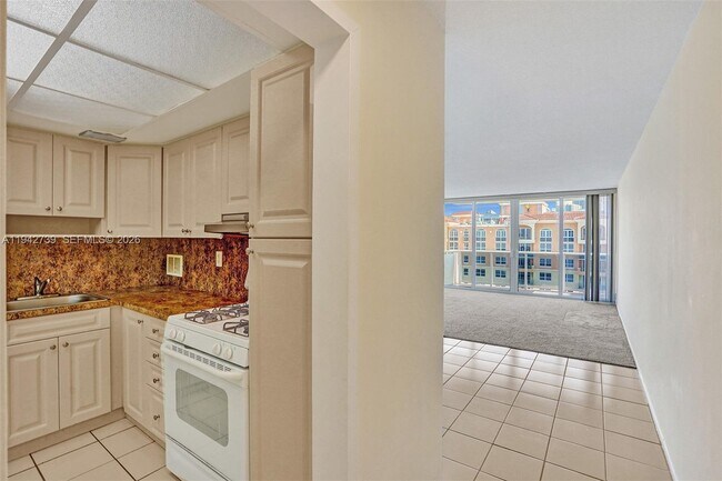 Building Photo - 3140 S Ocean Dr