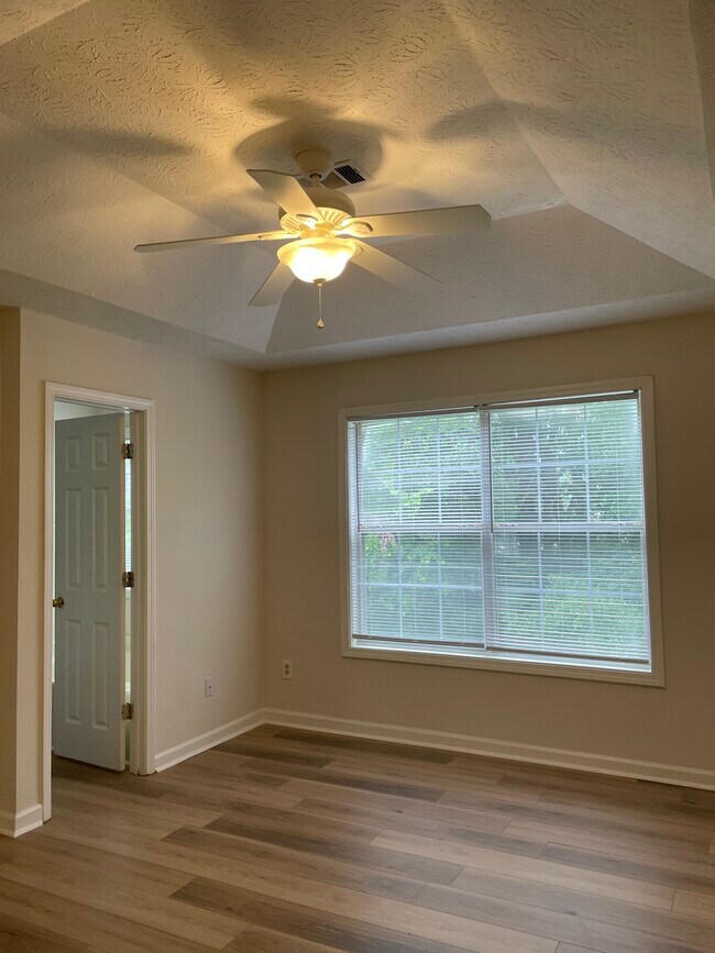 Primary bedroom - 407 Leslie Ct