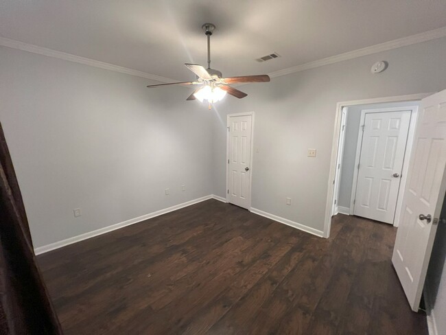 Building Photo - Newly remodeled, 4 bedroom, 2.5 bathroom h...