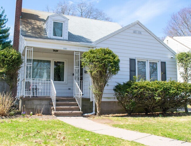 Building Photo - Gorgeous 4-Bed 2-Bath in Beaver Hills